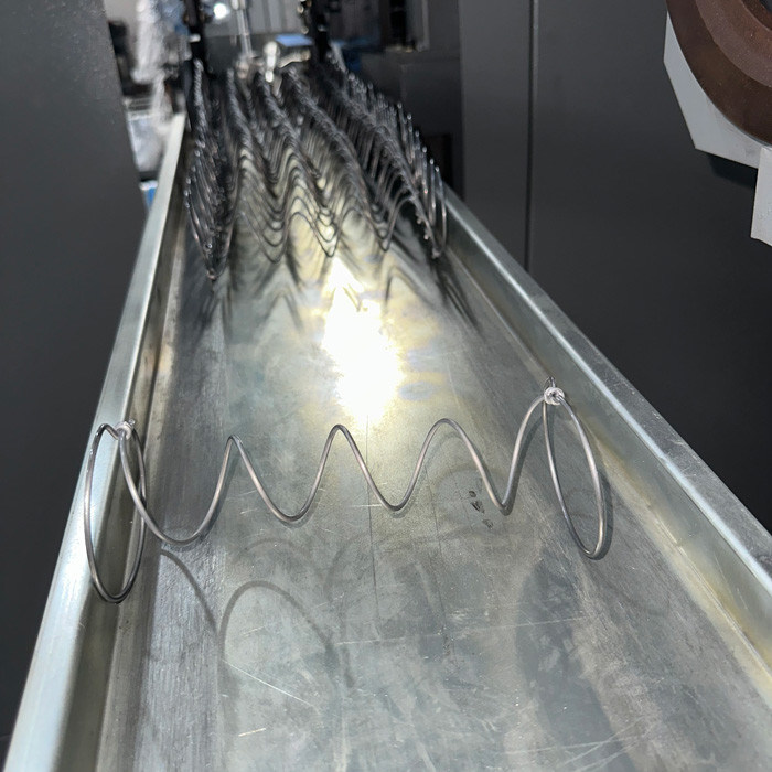 เครื่องสร้างสรรพคุณสปริงเครื่องจักร 90-100pcs/min ความจุ