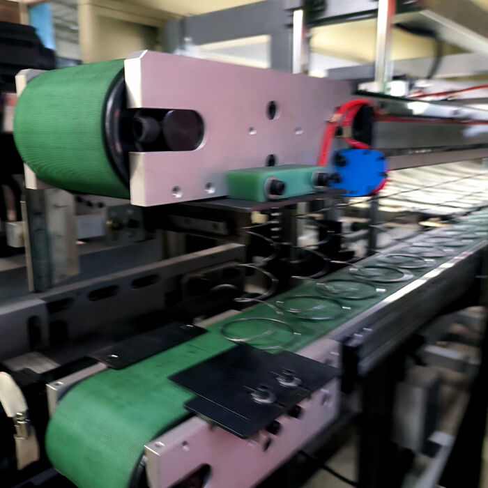 ความจุ 60-90 ใบ 8 ชั่วโมง สายการผลิตหมอนที่มีเส้นแหวนปลายสปริง กว้าง 65 มม-90 มม กว้างสายประกอบ 1.3-1.6 มม สําหรับการประกอบหมอน